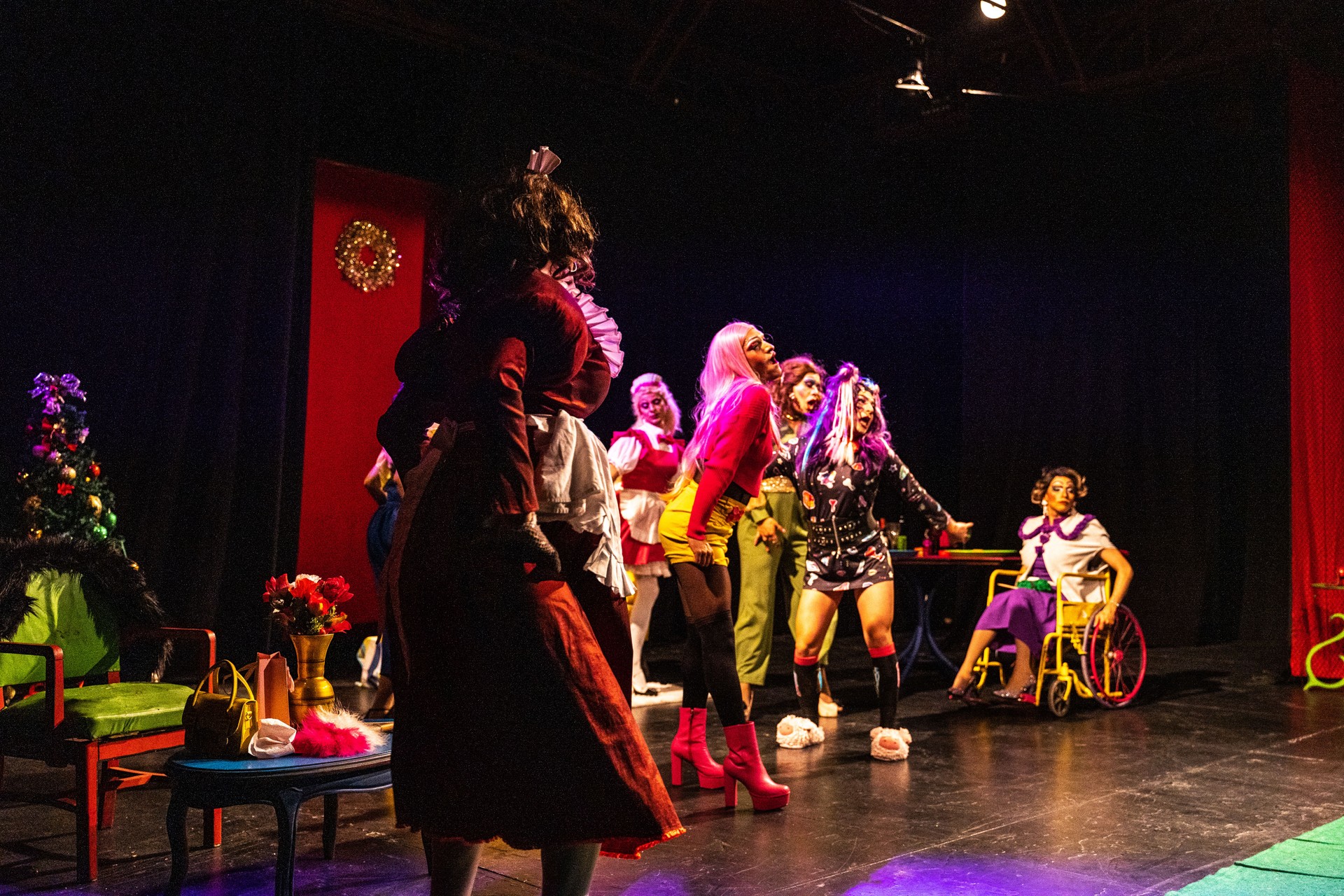 Drag queens doing a dance performance in a theater play